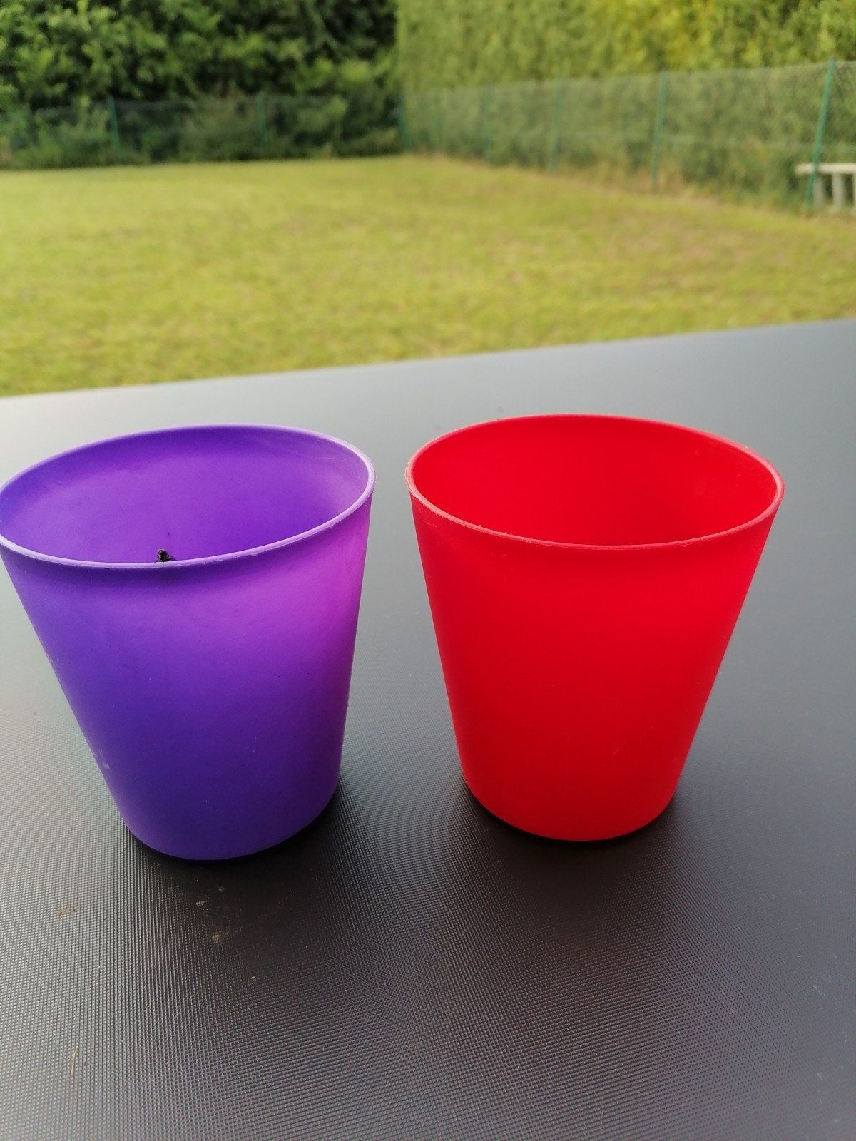2 plastieken bloempotjes, Enlèvement ou Envoi