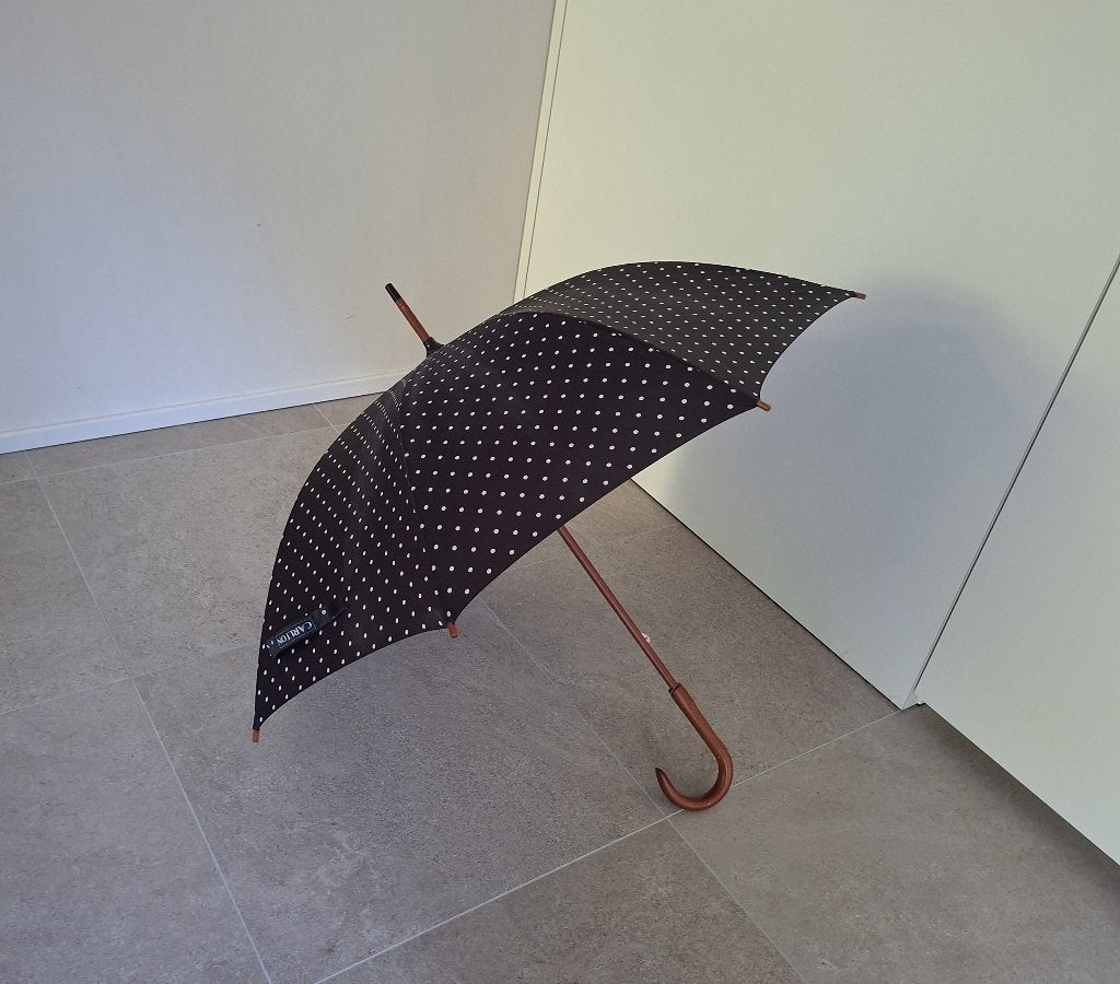 Een zwarte paraplu met kleine witte stippen: 93cm diameter, Bijoux, Sacs & Beauté, Parapluies, Enlèvement ou Envoi, Utilisé, Noir