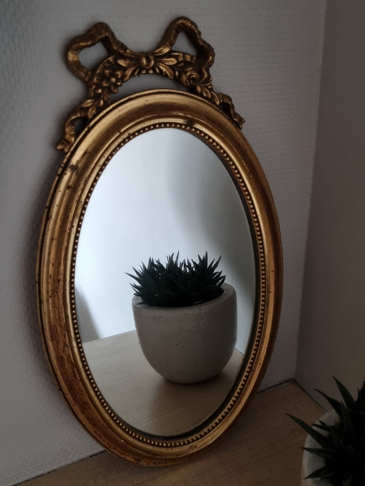 Oude ovale spiegel met strik, Ophalen