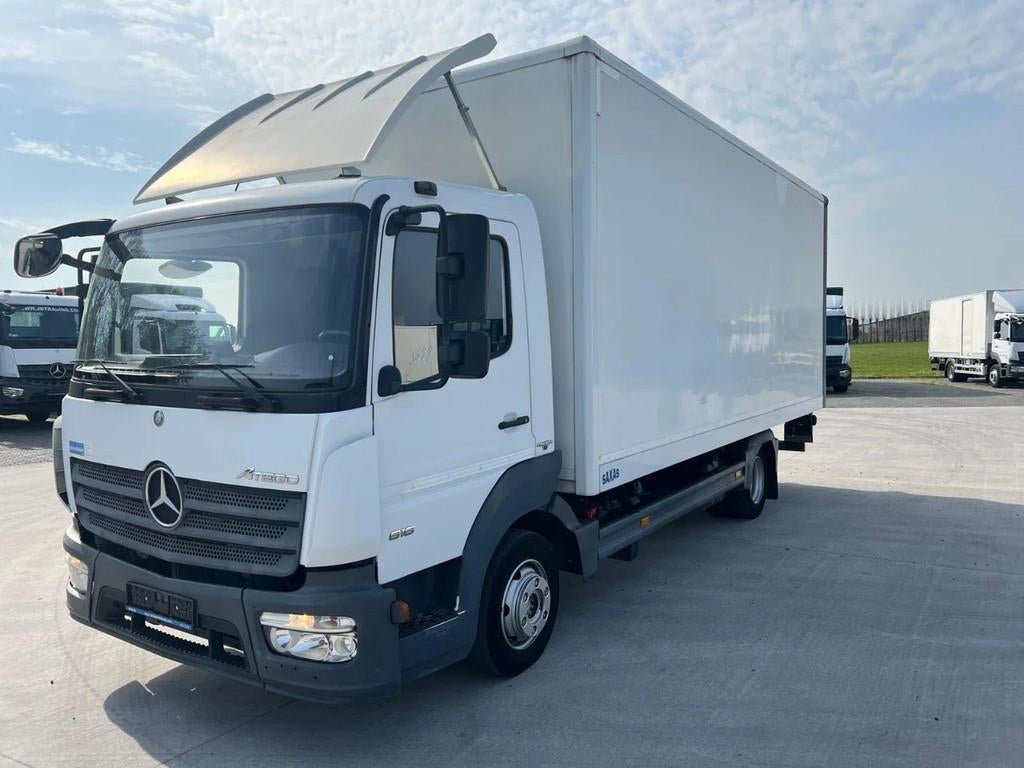 Mercedes-Benz Atego 818 LAADKAST MET LAADBRUG (bj 2015), Auto's, Achterwielaandrijving, Euro 6, Wit, Mercedes-Benz