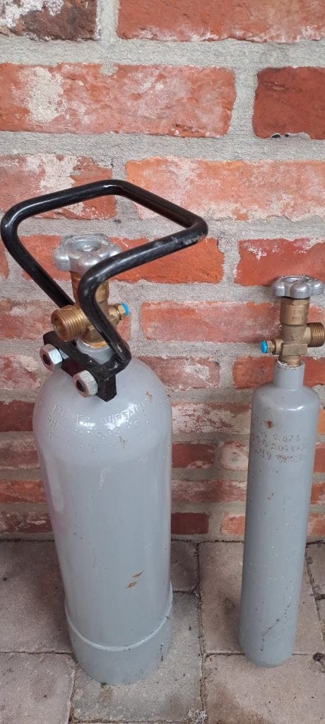 2 gasflessen, Ophalen, Zo goed als nieuw