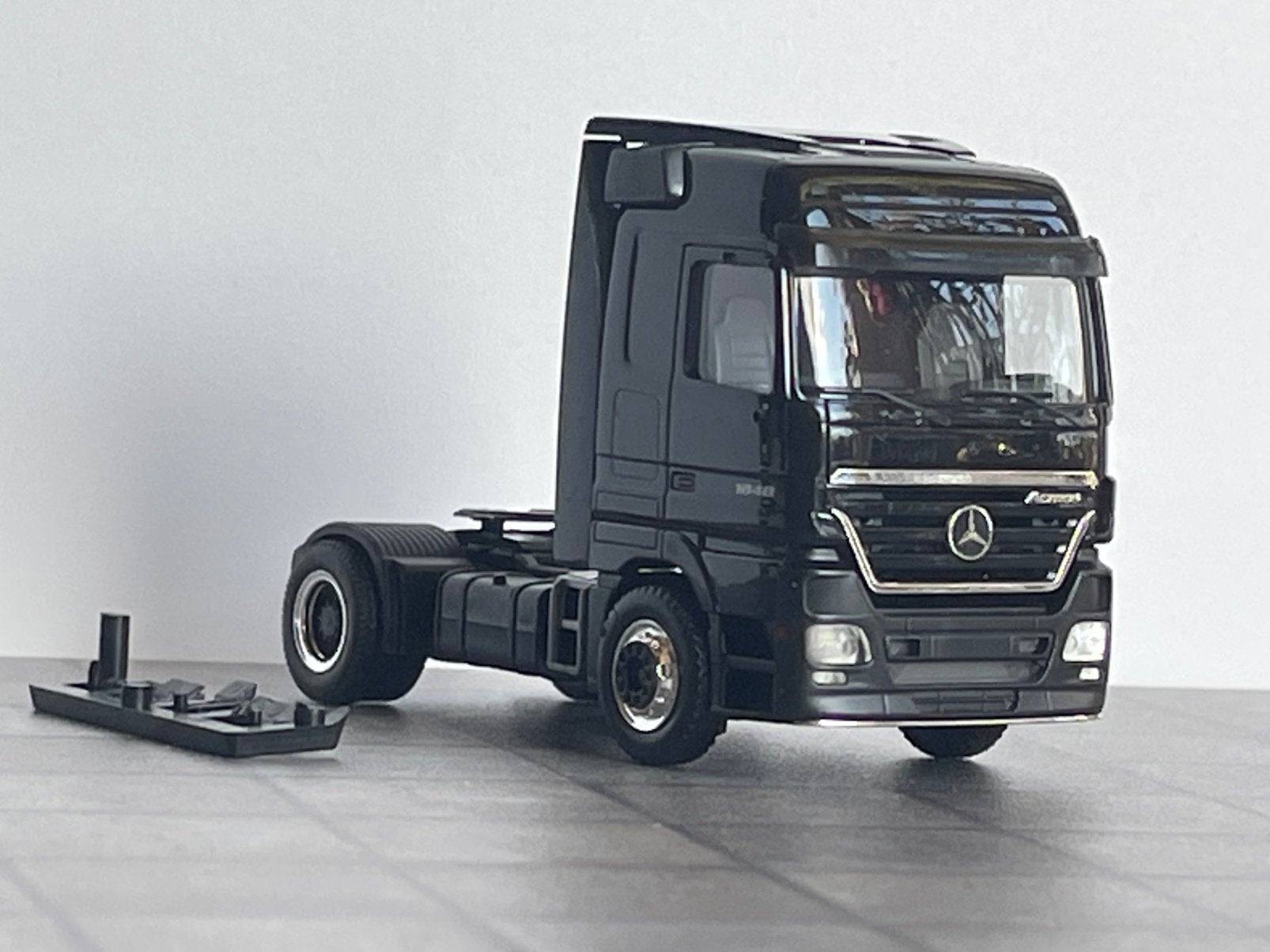 Herpa MB Actros 1848 zwart trekker 1/87, Ophalen of Verzenden, Zo goed als nieuw, Bus of Vrachtwagen, Herpa