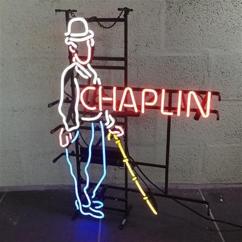 Zeer grote 4 kleuren neon “ Charly chaplin”., Verzamelen, Automaten | Overige, Ophalen, Zo goed als nieuw