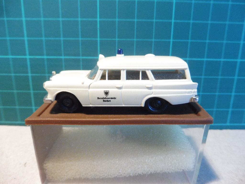 1:87 Brekina Mercedes 190 Kombi W110 Universal '65 Ambulance, Enlèvement ou Envoi, Comme neuf, Voiture, Brekina