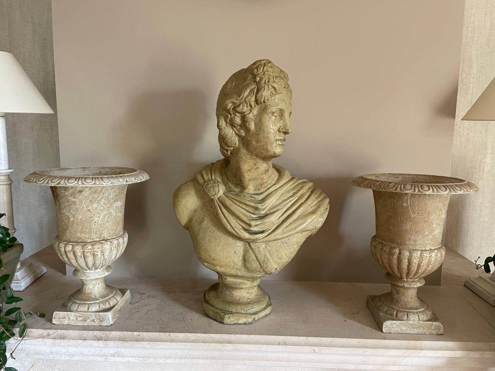 Beeld en 2 gietijzeren potten, Ophalen, Buste, 20 - 50 cm, Steen of Keramiek