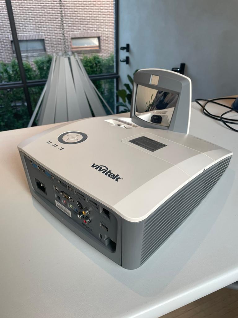 Vivitek D756USTi Ultra Short Throw Beamer / Projector – €350, Ophalen, Zo goed als nieuw