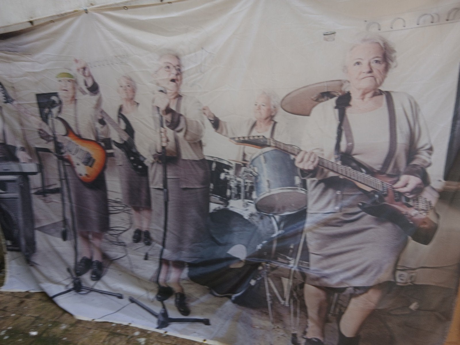 Spandoek "omas orkest", Ophalen