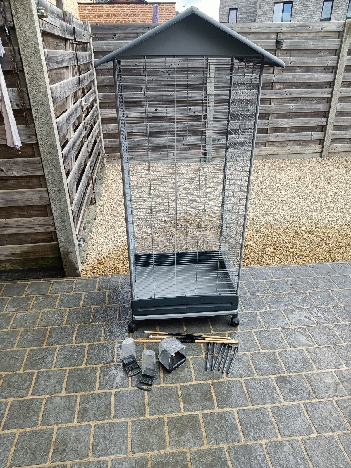 Mooie, hoge vogelvolière / kooi op wieltjes, Enlèvement, Utilisé, Métal, Cage à oiseaux