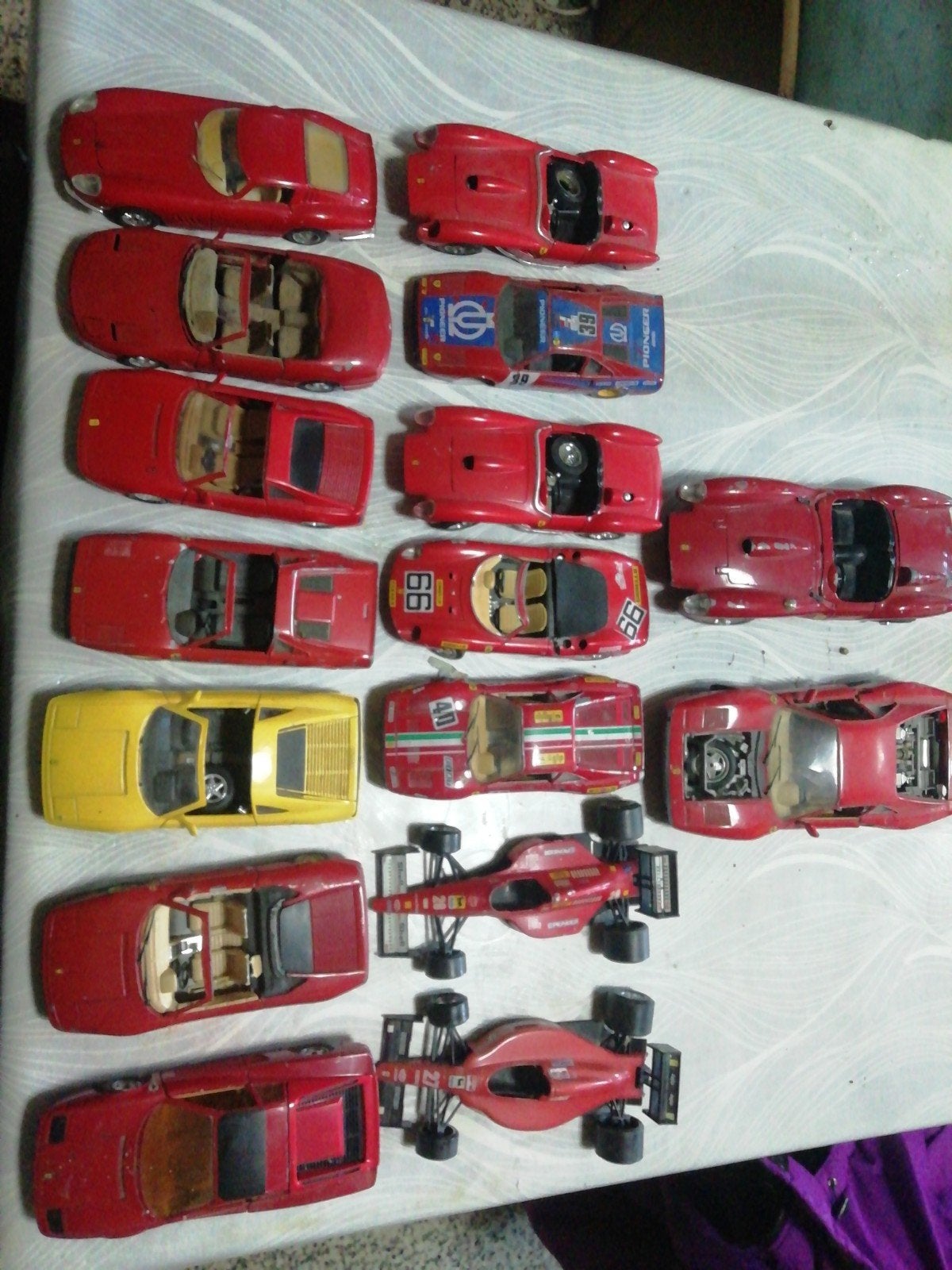 Lot de 14 Ferrari 1:24 et deux 1:18 à refaire ou pièces, Enlèvement ou Envoi