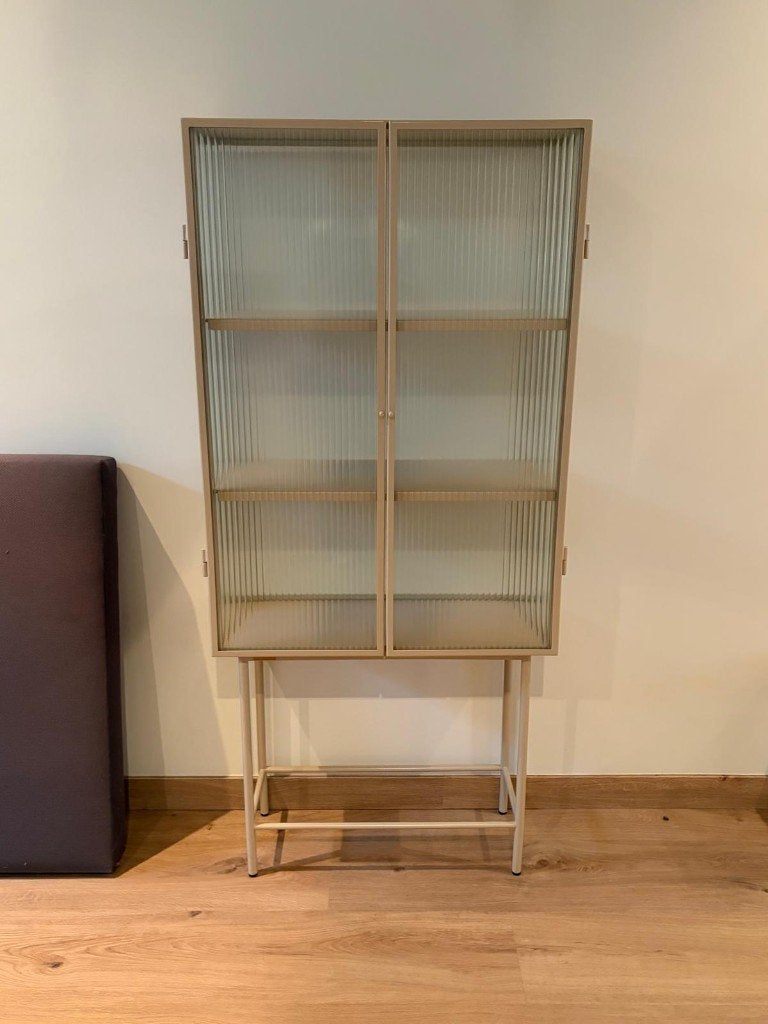 Vitrinekast fermliving, Huis en Inrichting, Ophalen, Met plank(en), Scandinavisch, 50 tot 100 cm