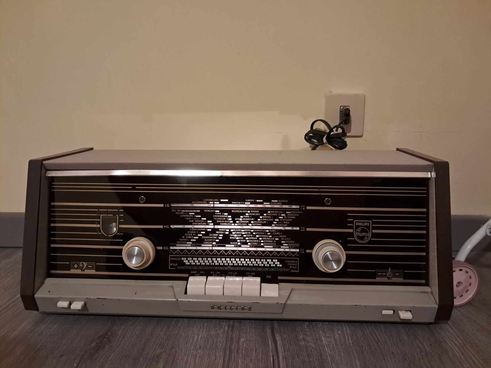 Vintage radio, Enlèvement