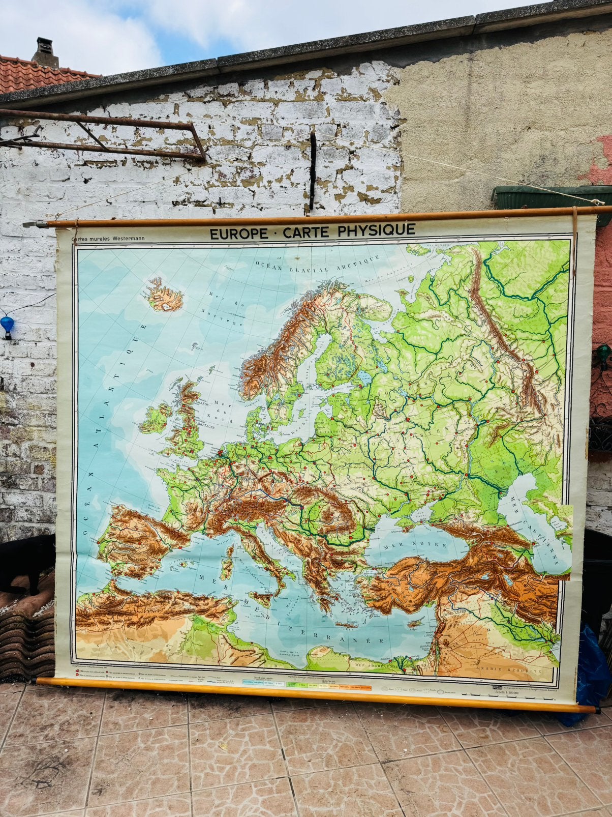 Carte physique Europe 1961 Westermann, Antiek en Kunst, Antiek | Schoolplaten, Ophalen