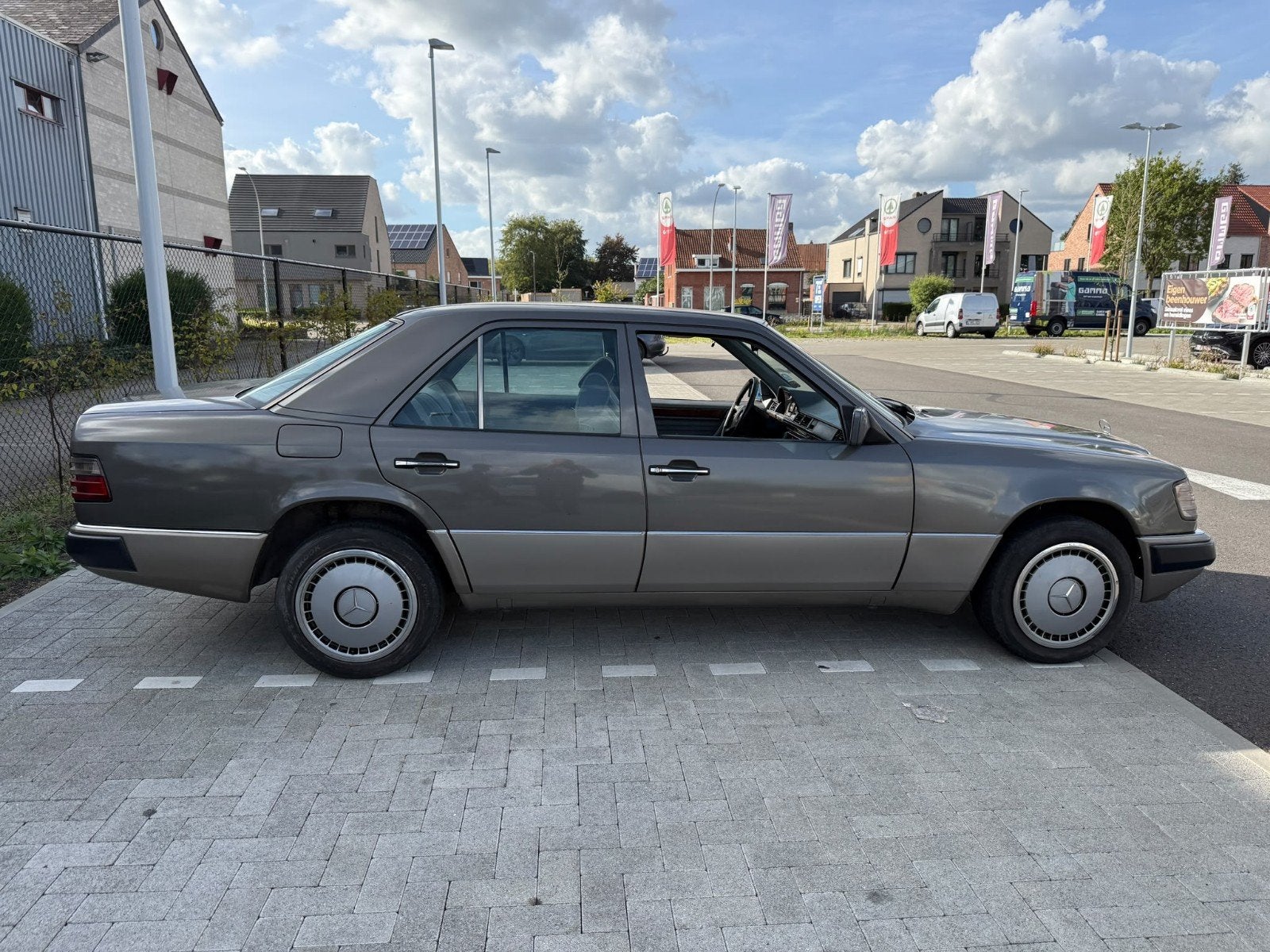 Mercedes-Benz 200D W124 (1990) — Boîte automatique — Oldtime, Autos, Carnet d'entretien, Mercedes-Benz, Automatique, Particulier