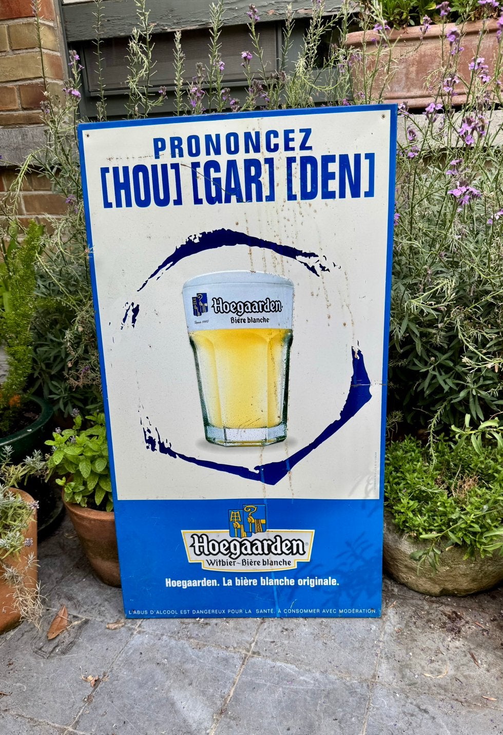 Origineel metalen reclamebord van het bier Hoegaarden, Ophalen