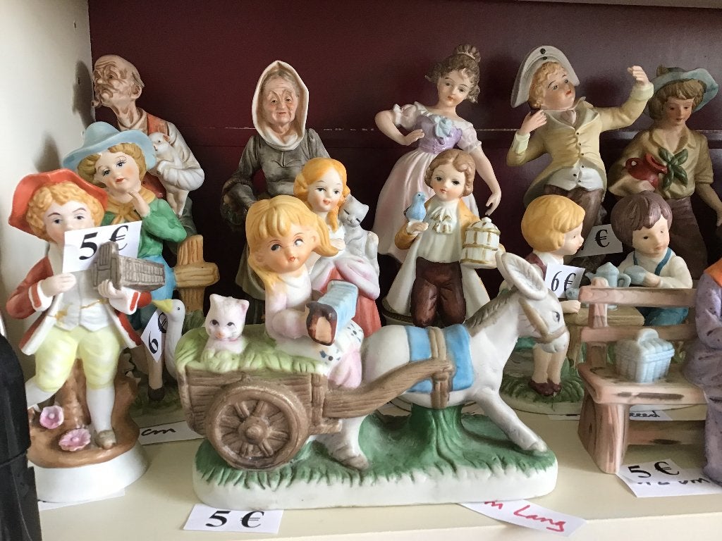 des dizaines de figurines en porcelaine, Enlèvement ou Envoi