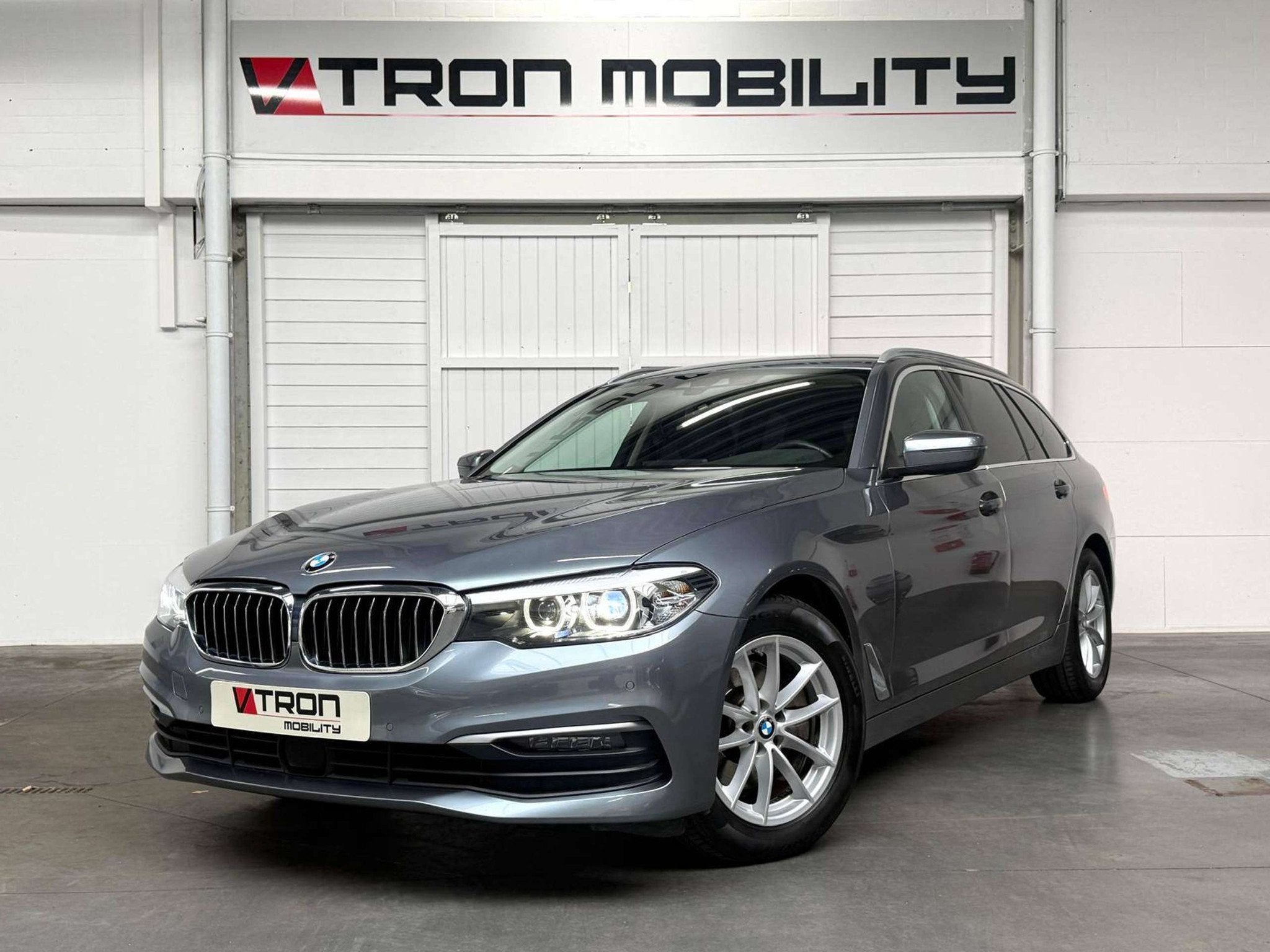BMW 5 Serie 518 dA Touring NAVI*PDC*LED*CAMERA*CARPLAY*TREKH, Autos, BMW, Cuir, Argent ou Gris, Entreprise, Noir