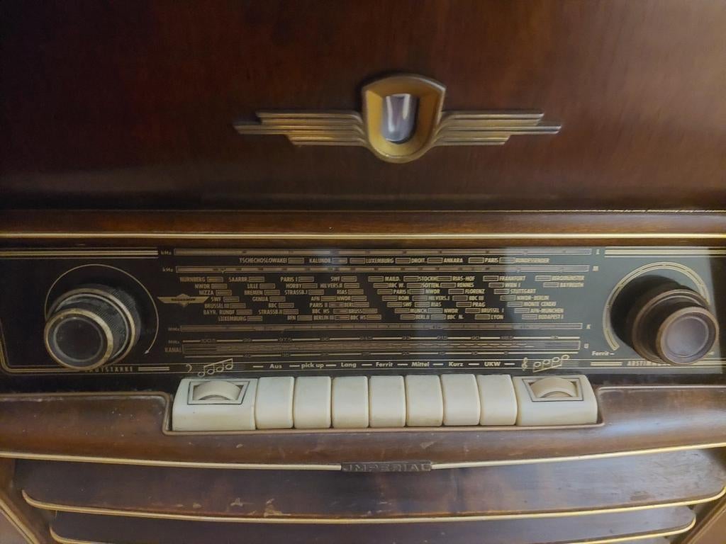 Oude radio en platenspeler . naald platenspeler is niet goed, Ophalen