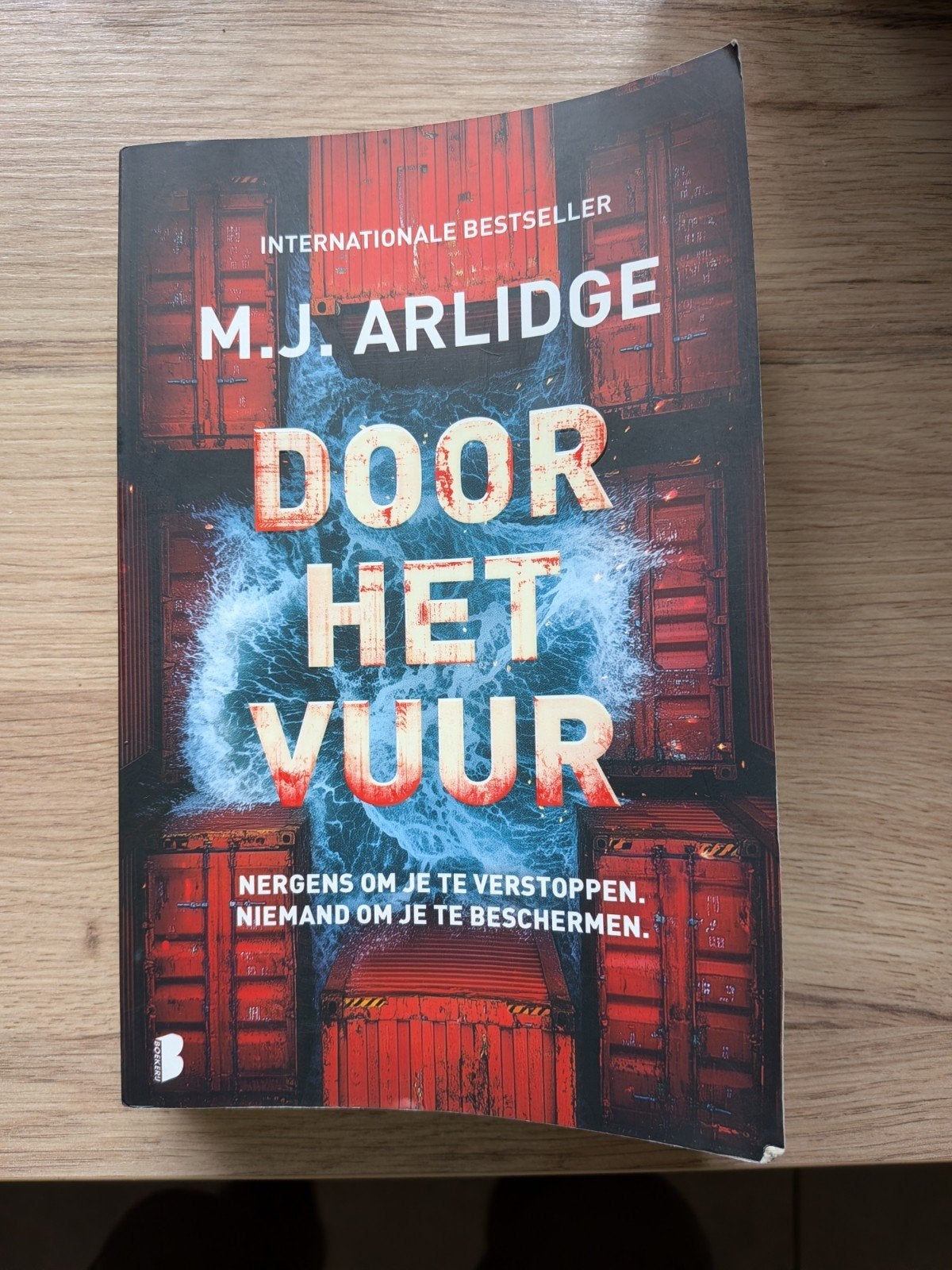 M.J. Arlidge - Door het vuur, Enlèvement, M.J. Arlidge