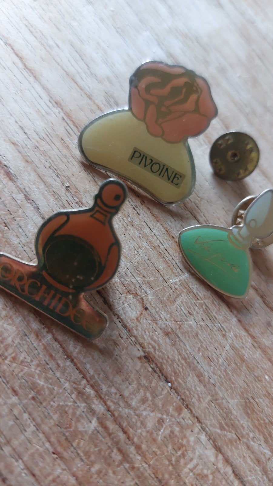Ensemble de 3 pins Parfum, Collections, Broches, Pins & Badges, Enlèvement ou Envoi