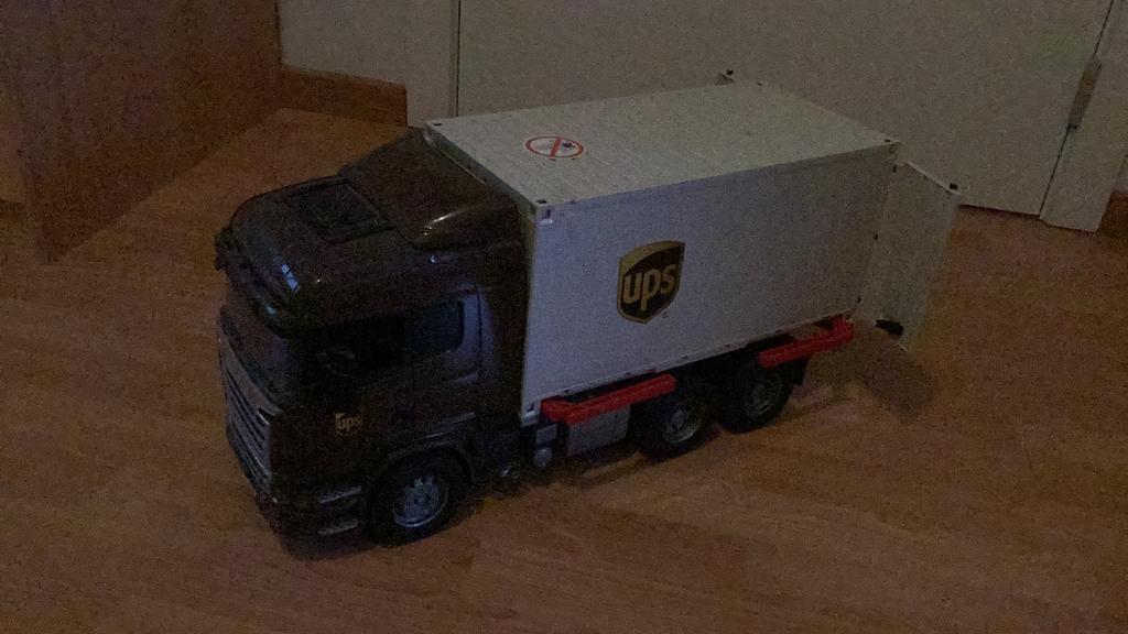 Brüder UPS vrachtwagen met losse bak, Ophalen of Verzenden, Zo goed als nieuw
