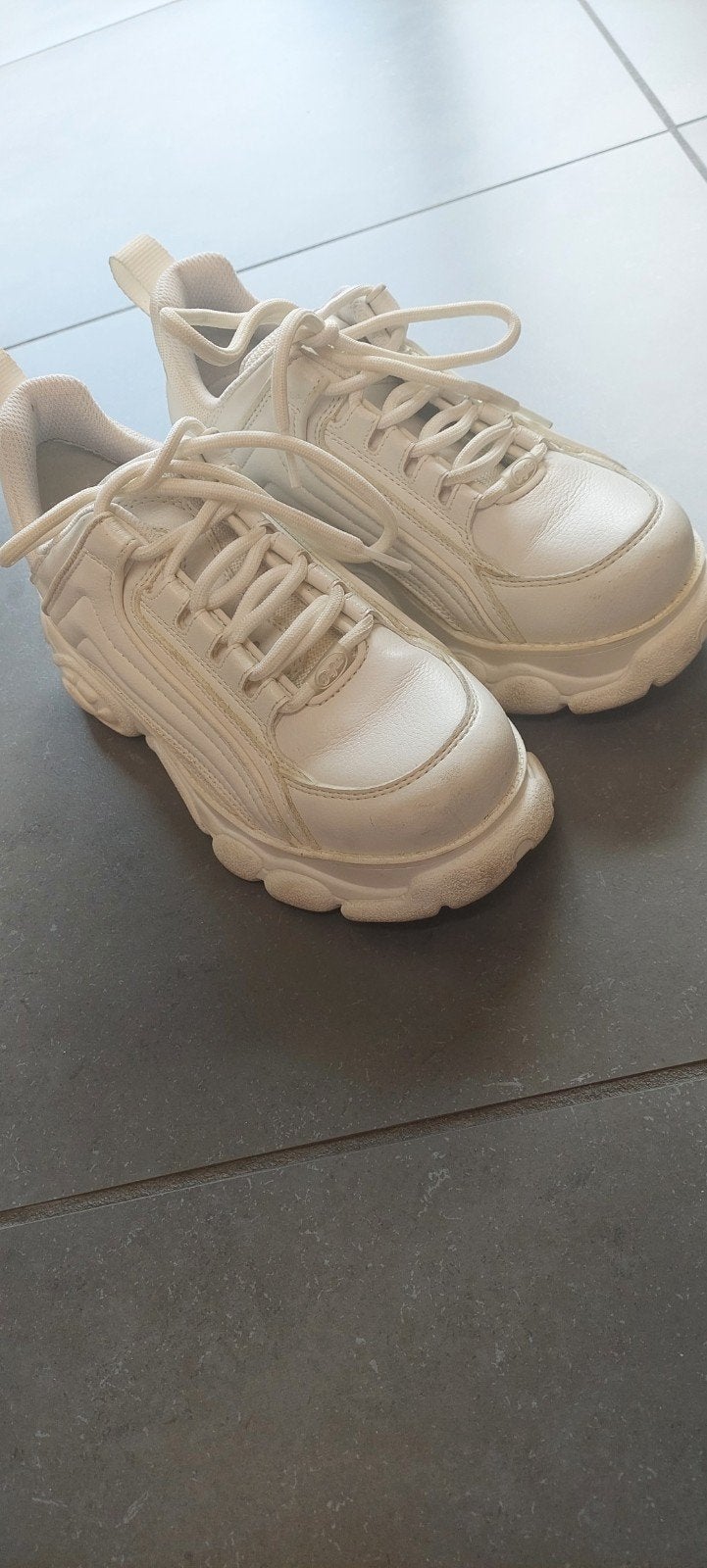Schoen Buffalo Londen, Enlèvement