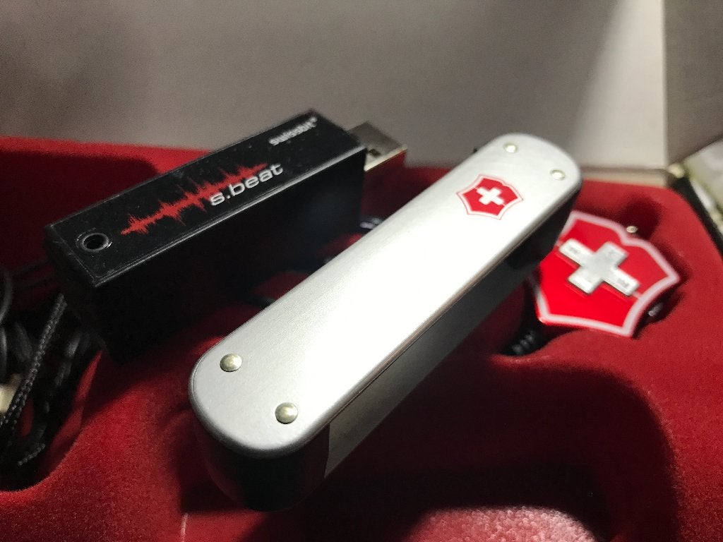 Victorinox Smooth Alox 74 mm, 1 Go de mémoire  Swissbit USB, Enlèvement ou Envoi, Comme neuf