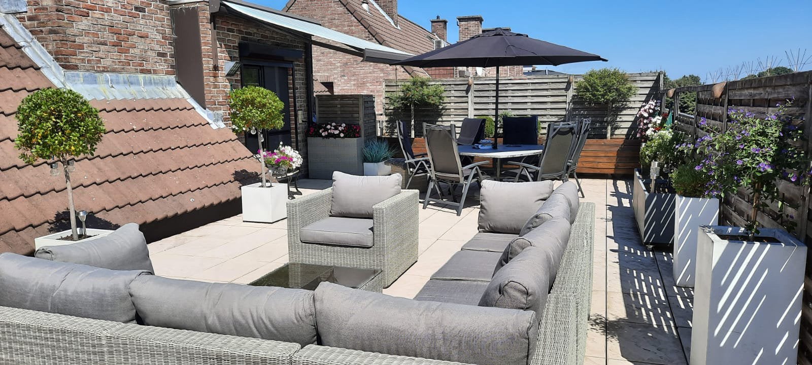 Zonneluifel elektrisch gestuurd in gesloten casette, Tuin en Terras, Zonneschermen, Gebruikt, Elektrisch, Ophalen