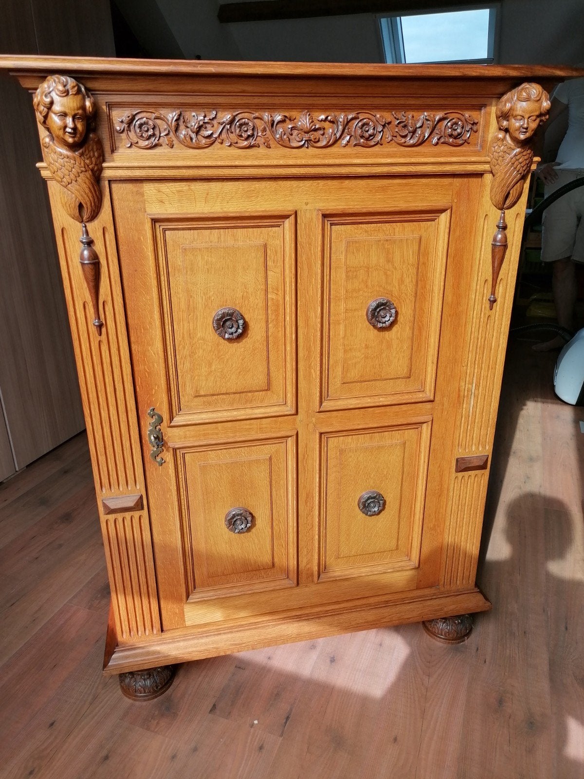 belle armoire en chêne avec des anges sculptés, Enlèvement