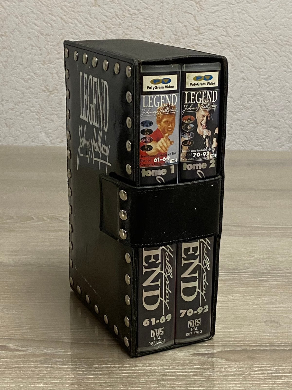 Coffret 2 VHS cassettes Vidéo, Johonny Hallyday, prix: 30€, Enlèvement ou Envoi, Neuf, dans son emballage, Musique et Concerts