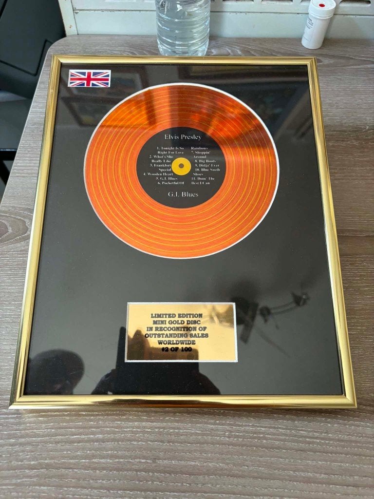 Elvis framed gold single in goudkleurige kader, 50 euro., Collections, Musique, Artistes & Célébrités, Enlèvement ou Envoi, Comme neuf