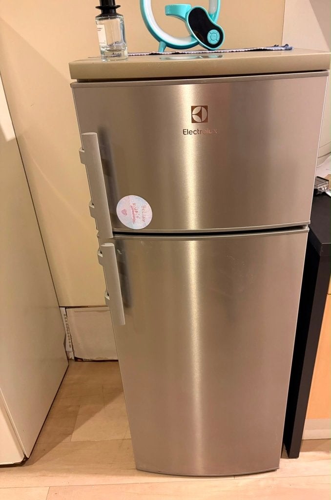 Réfrigérateur en métal gris, Classe énergétique A ou plus économe, Avec compartiment congélateur, Comme neuf, 45 à 60 cm