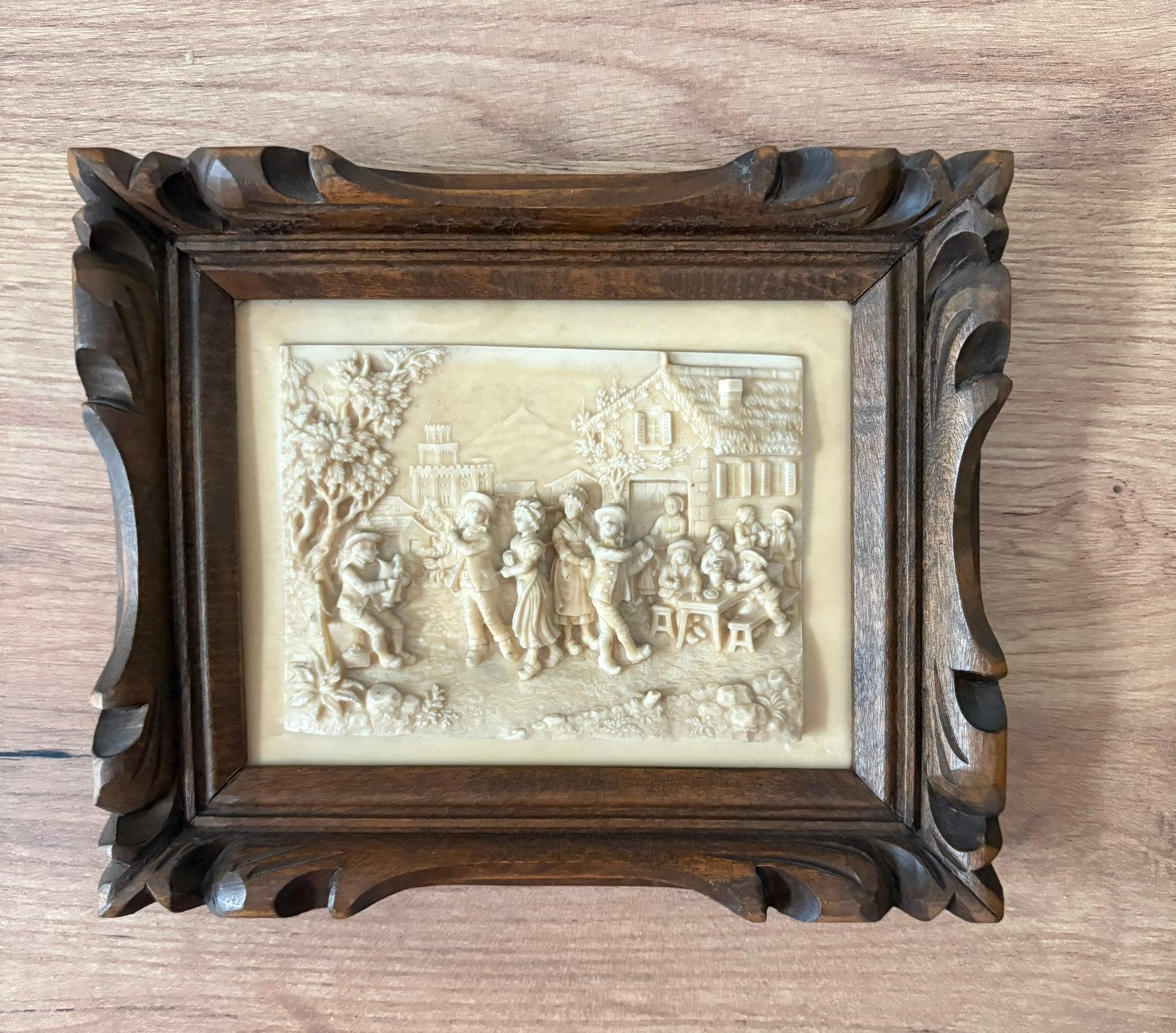 Tableau scène de village vintage encadré en bois sculpté, Enlèvement