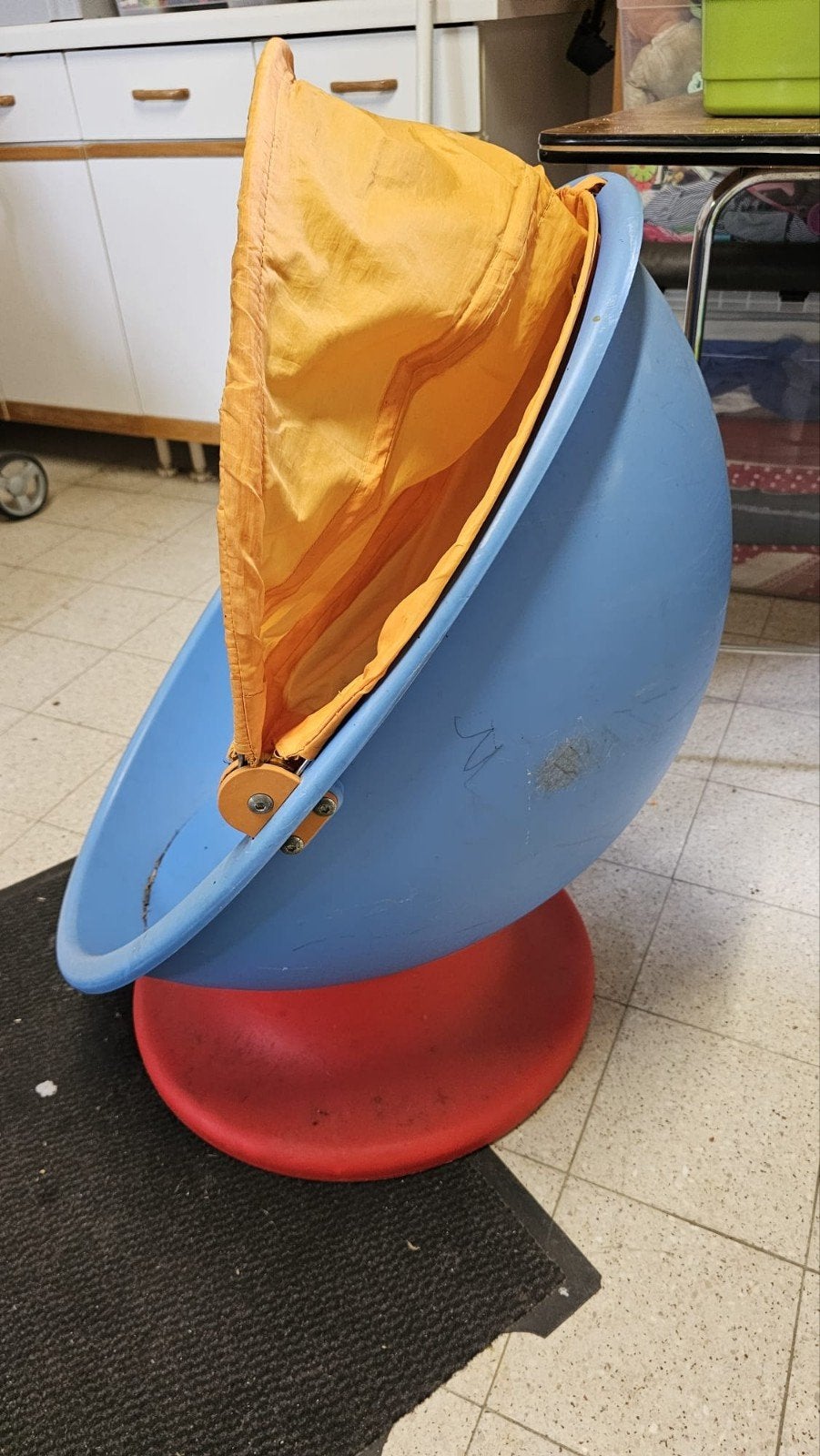 Kinder speeltuig. draaiend ei met afdekkap, Ophalen