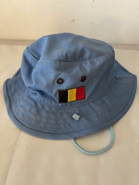 Chapeau militaire bleu marine Origine inconnue, Enlèvement ou Envoi