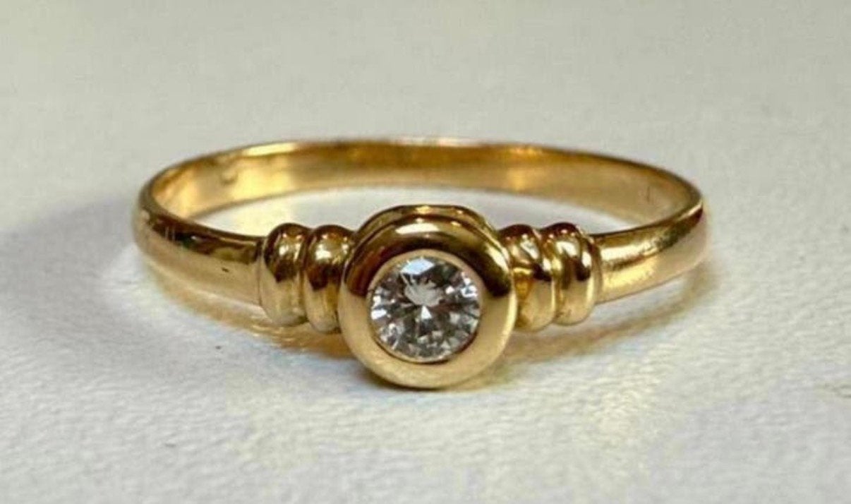 Prachtige 18 karaat gouden ring met natuurlijke diamant!, Handtassen en Accessoires, Ringen, Geel, Ophalen of Verzenden, Kleiner dan 17