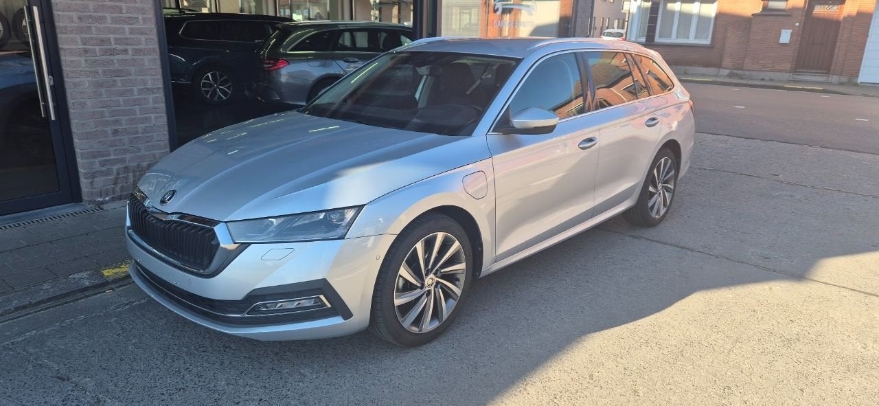 Skoda Octavia First Edition iV (automatique), Autos, 1395 cm³, Argent ou Gris, Achat, Entreprise