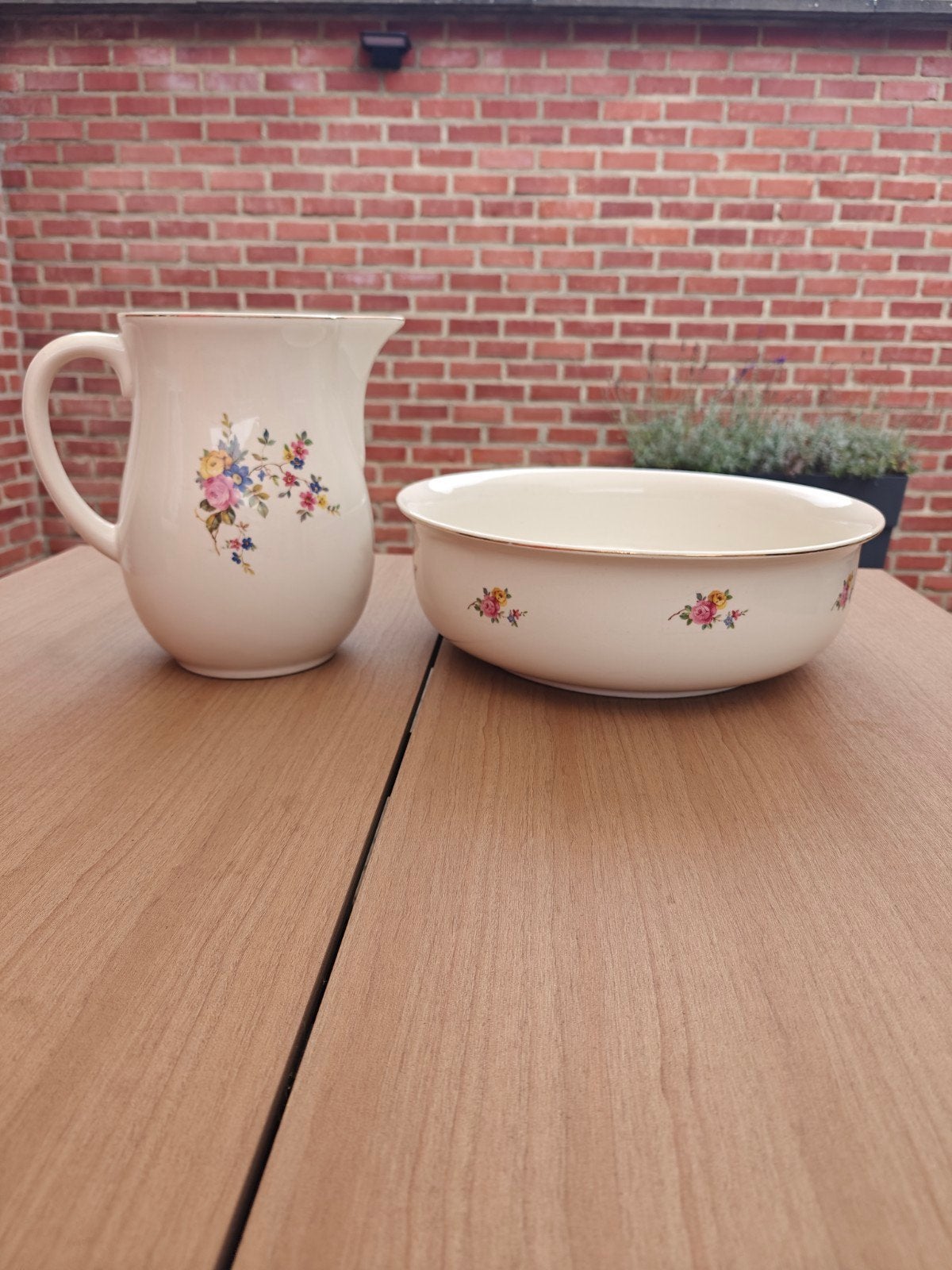 Torgau set van kom en kan porselein met bloemen, Enlèvement