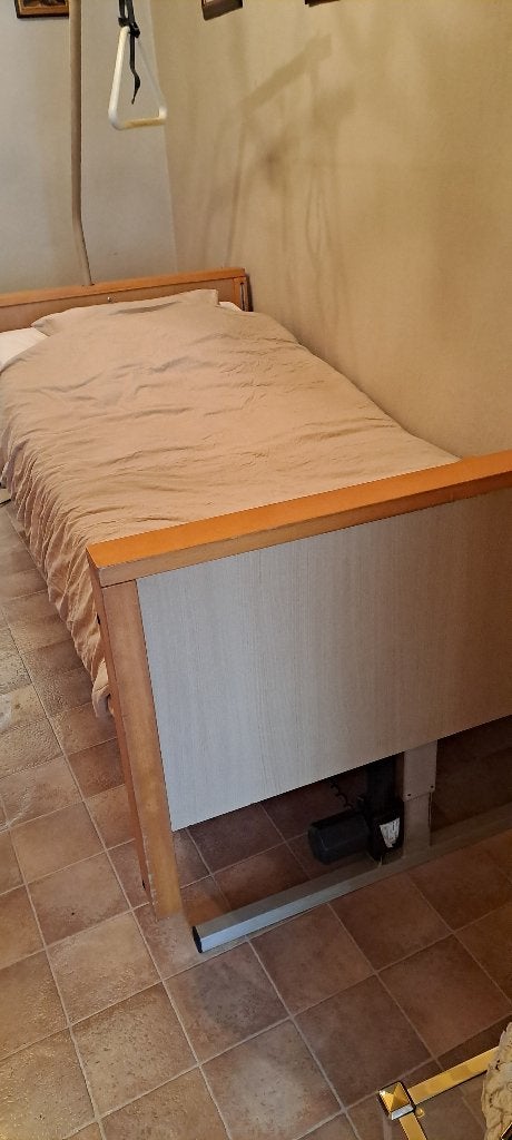 Ziekenhuisbed/Verzorgbed -  elektrisch verstelbaar, Huis en Inrichting, Slaapkamer | Bedden, Ophalen, Gebruikt, Verstelbaar