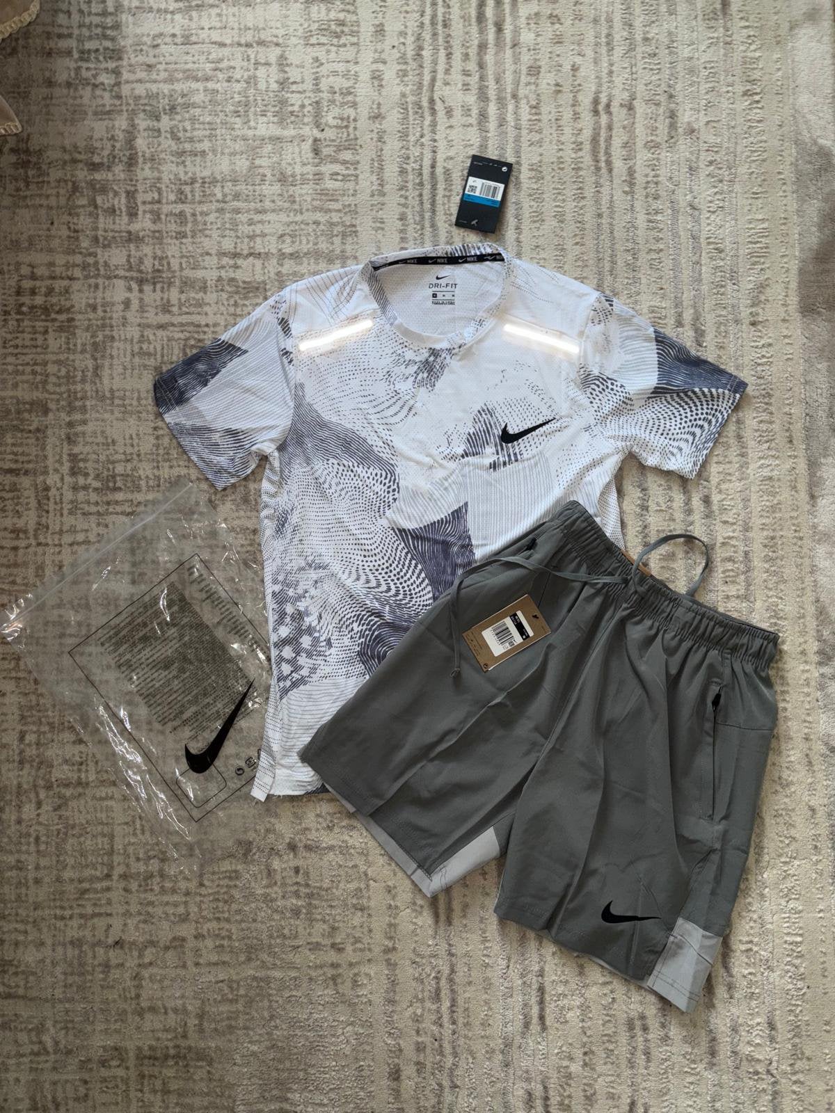 Ensemble nike division, Vêtements | Hommes, Vêtements de sport, Envoi, Taille 48/50 (M), Blanc