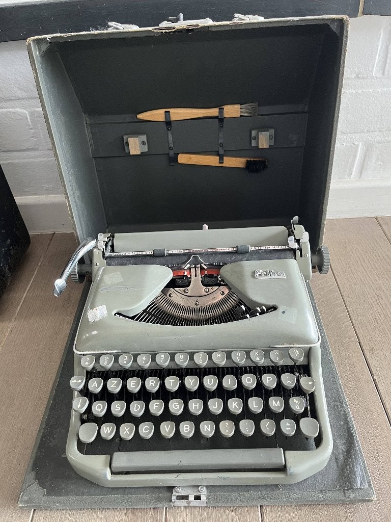 Machine à écrire Erika vintage avec étui, Enlèvement