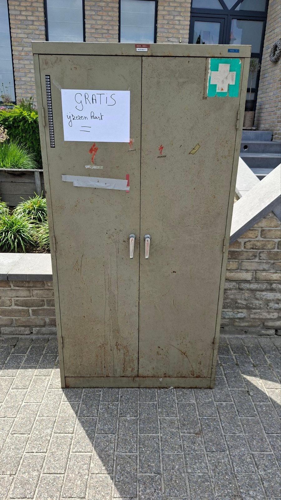 Gratis ijzeren kast, Ophalen