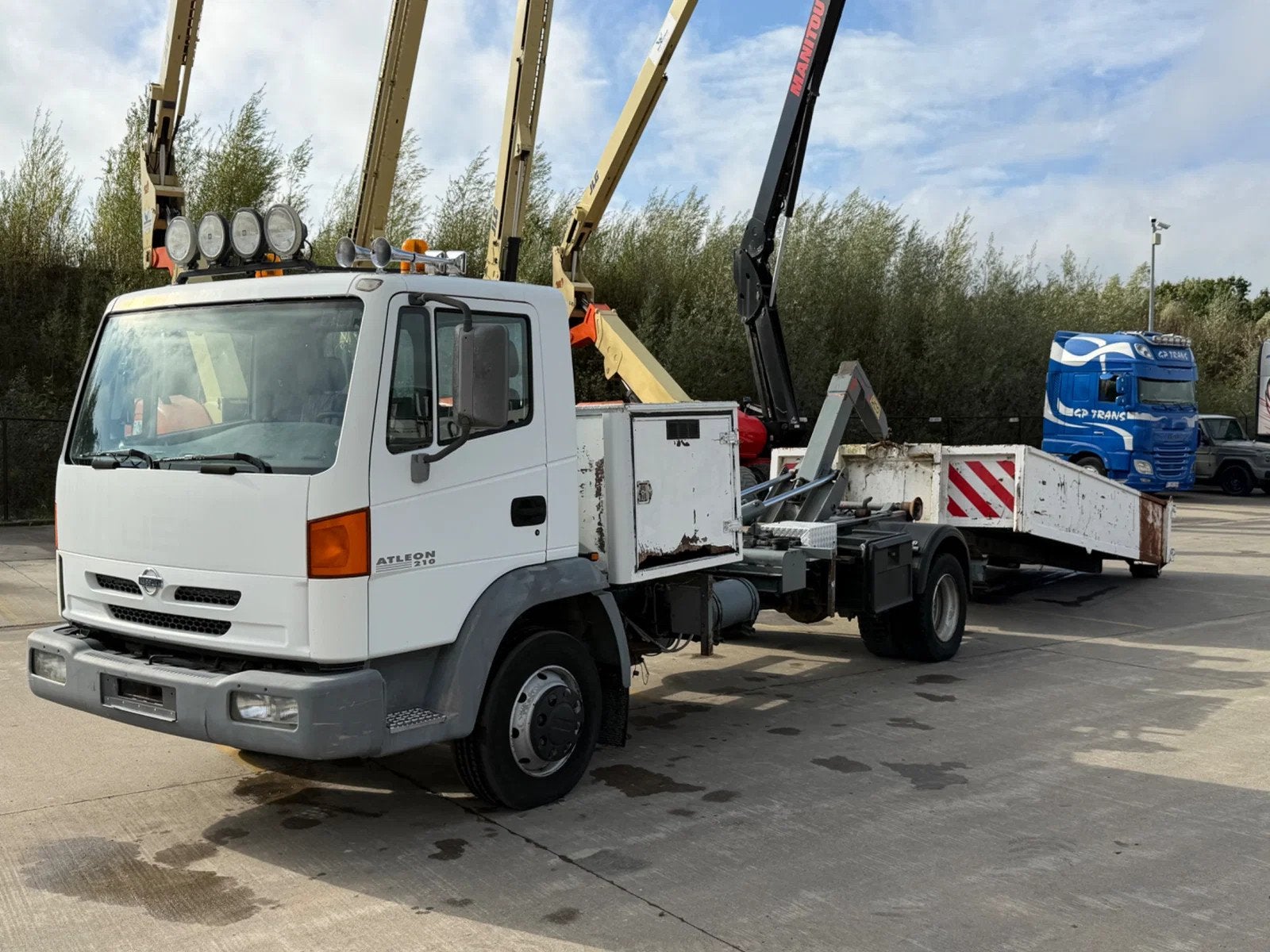 Nissan Atleon 210 12t HAAKSYSTEEM (bj 2000), Auto's, Overige merken, Overige brandstoffen, Bedrijf, Te koop
