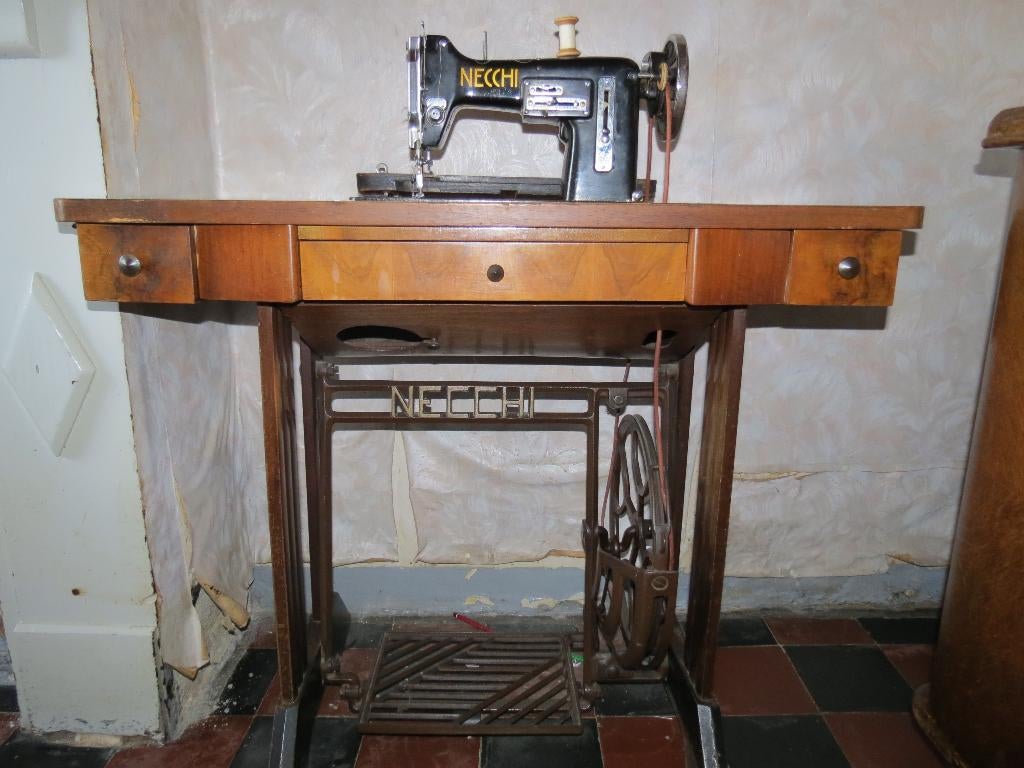 Oud naaimachine, Antiek en Kunst, Ophalen