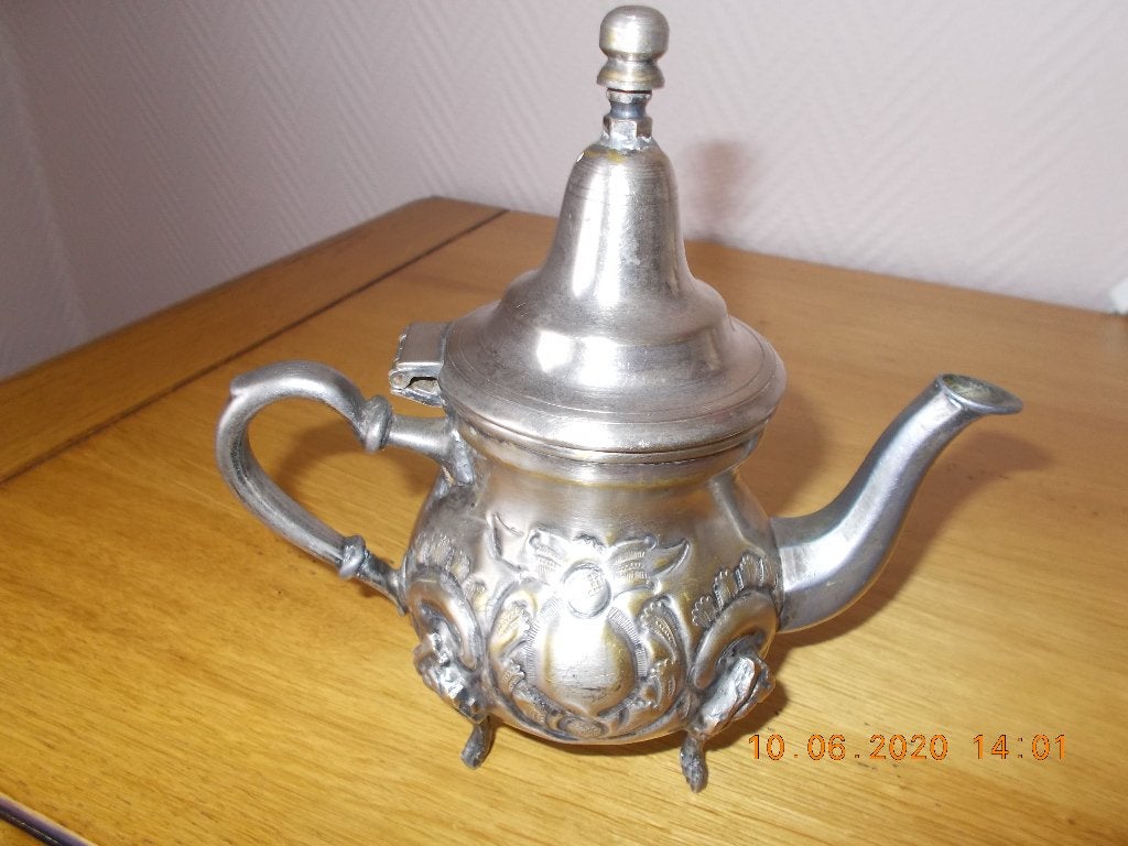 Théière en métal argenté sur pieds ornés en relief., Antiquités & Art, Enlèvement, Argent