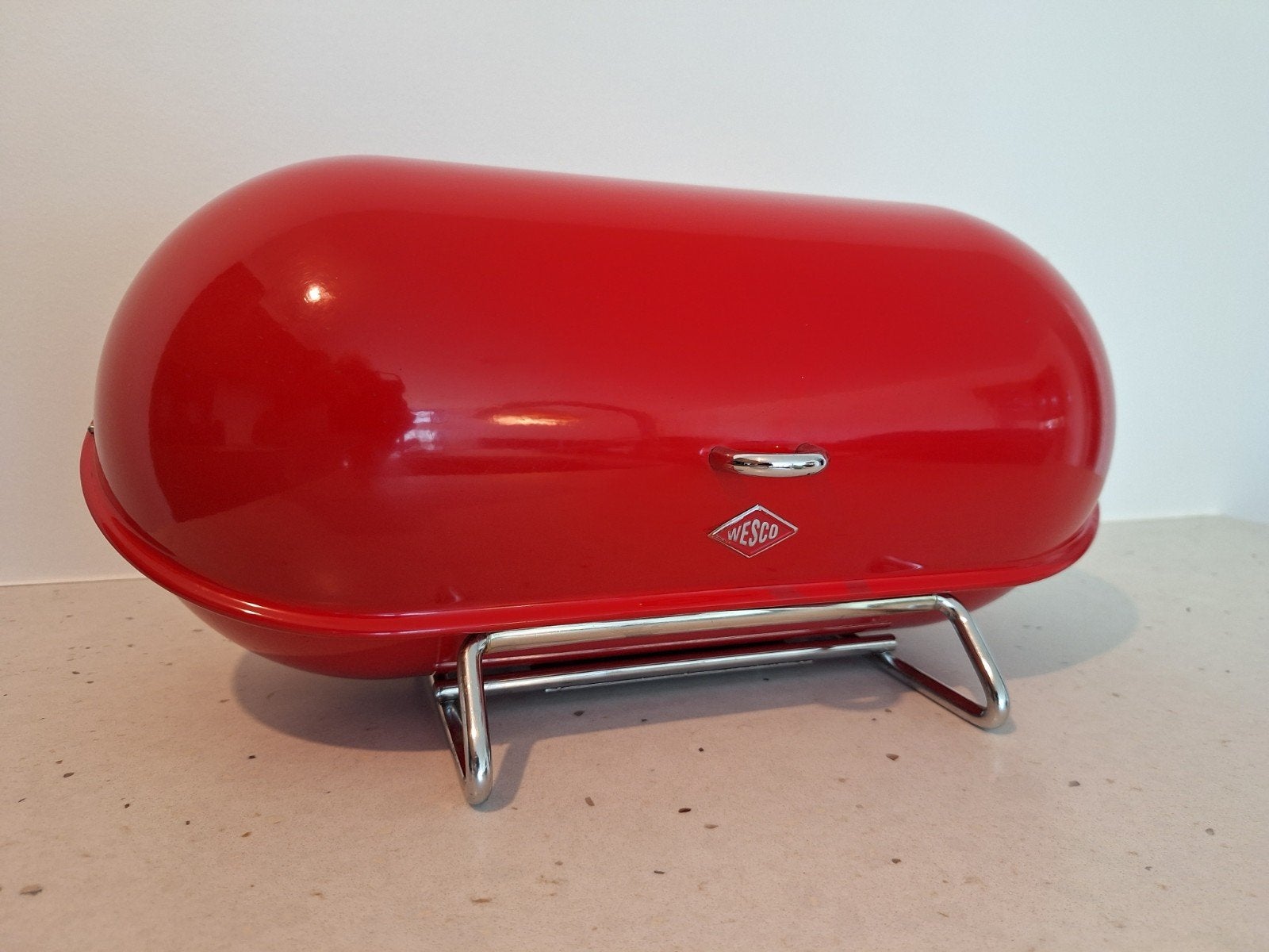 Wesco Breadboy (knalrode broodtrommel), Ophalen