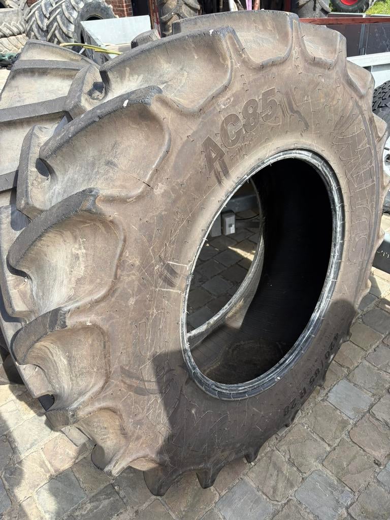 Pneus Mitas 520/85r38 et 420/85r28, Articles professionnels, Enlèvement