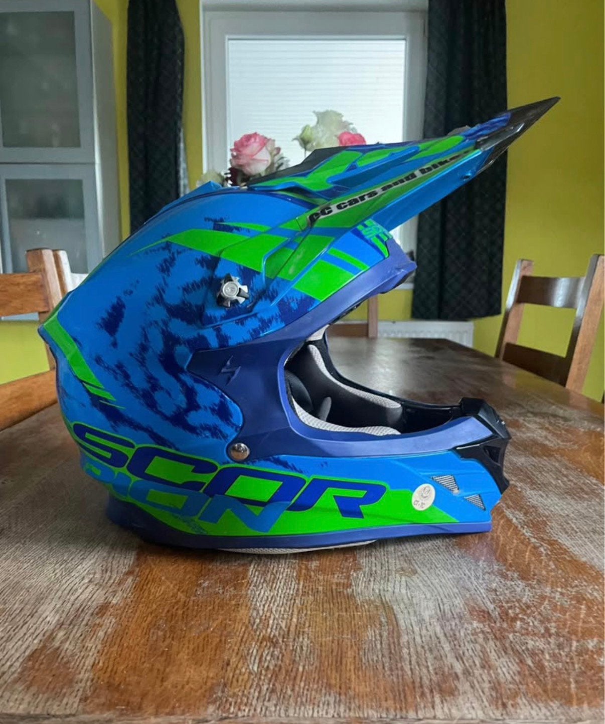 Casque scorpion, Enlèvement