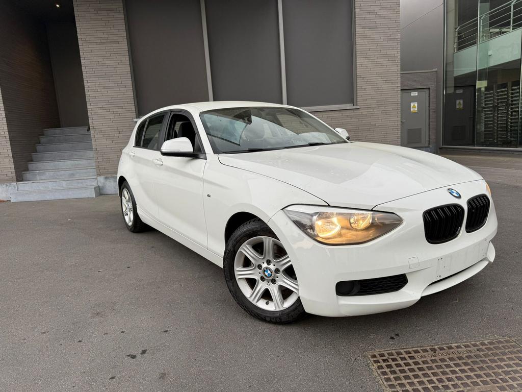 BMW 114i | Comfort & Betrouwbaarheid, Auto's, BMW, Zwart, Wit, Bedrijf, 1598 cc