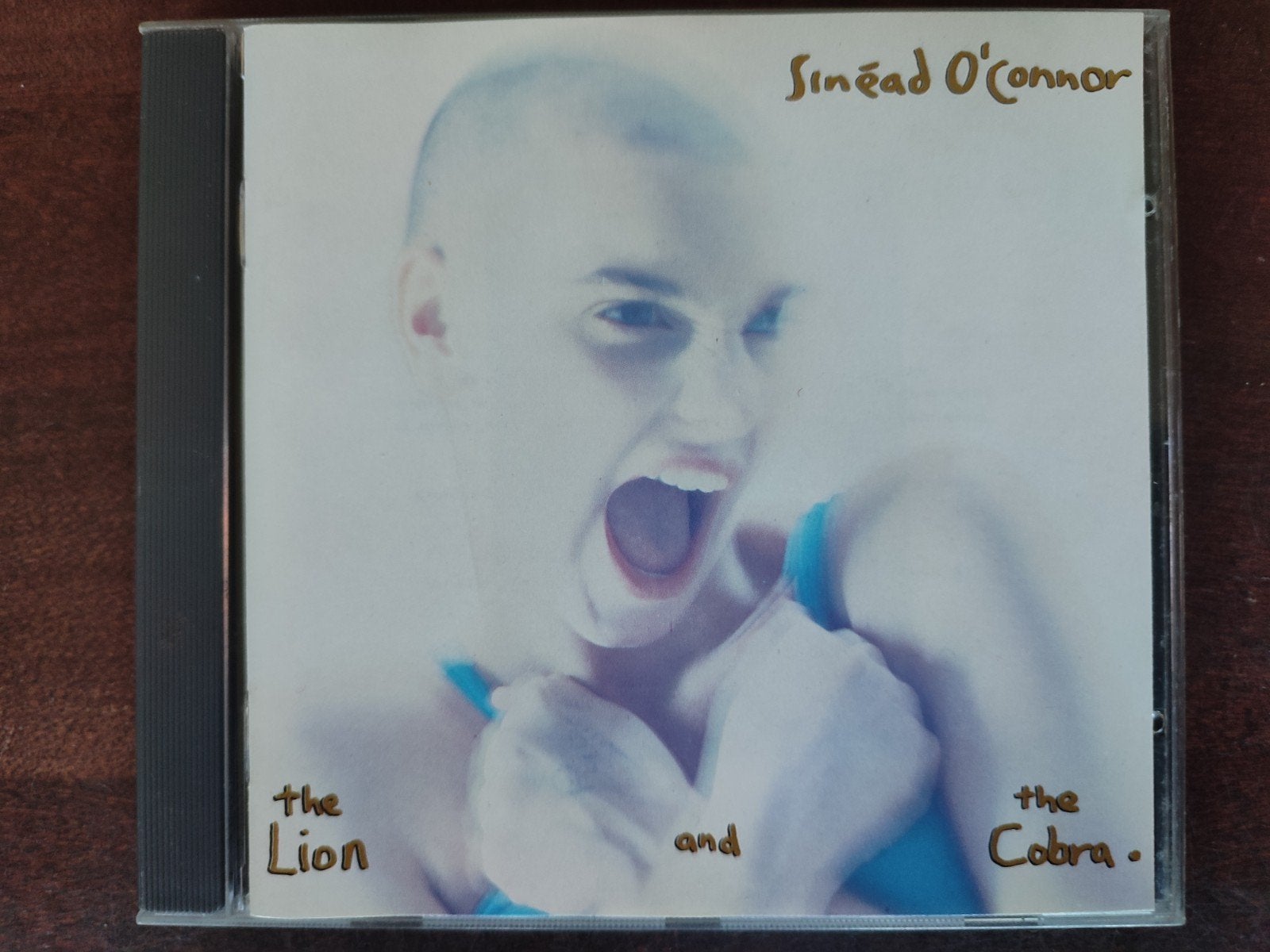 CD : SINÉAD O'CONNOR - THE LION AND THE COBRA, Ophalen of Verzenden, Zo goed als nieuw