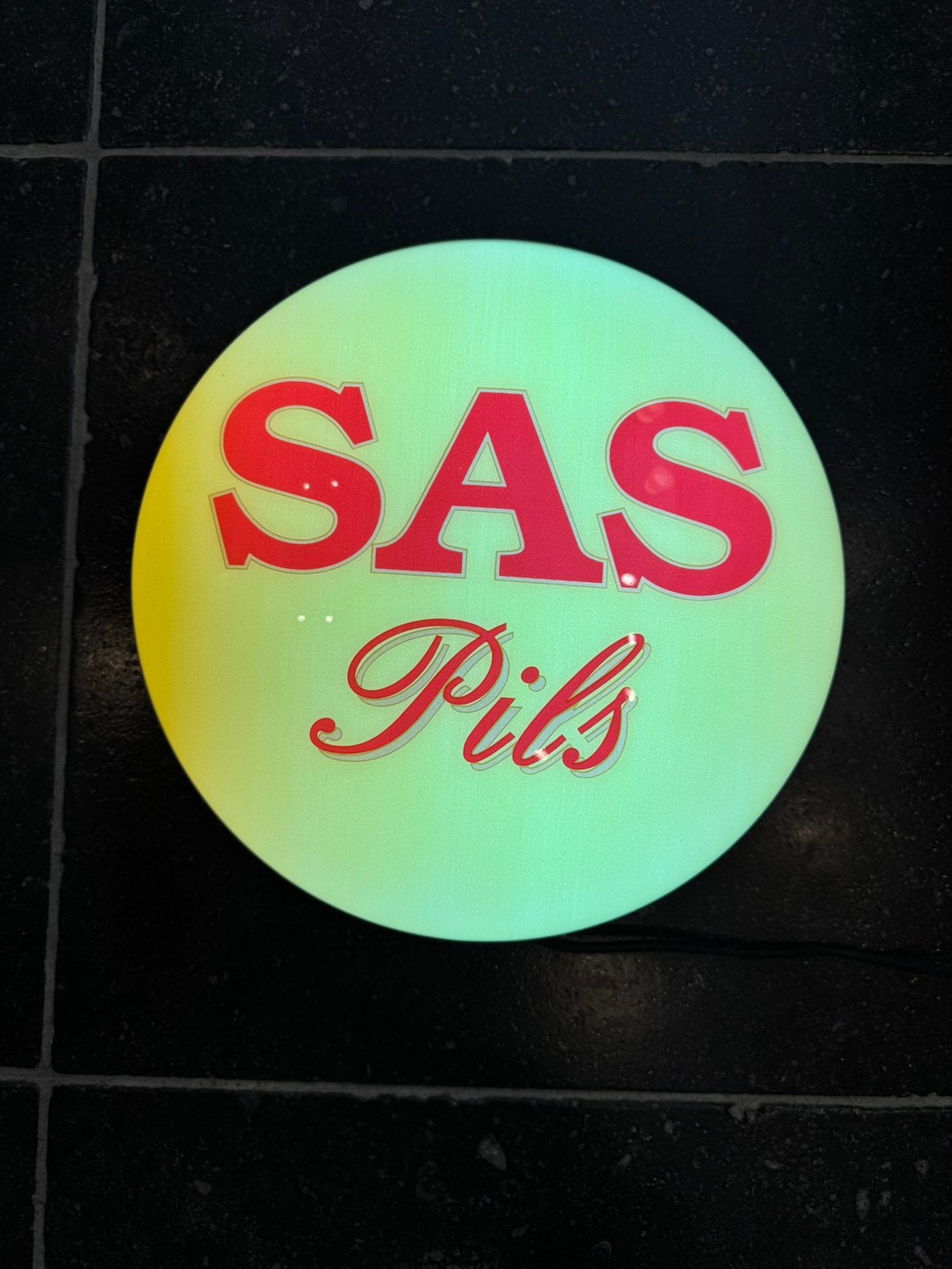 Lichtreclame Sas Pils, Verzamelen, Ophalen, Zo goed als nieuw, Lichtbak of (neon) lamp